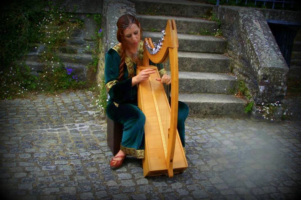 Harpiste celtique bretonne - Dana - Médiévales de Rochefort-en-Terre